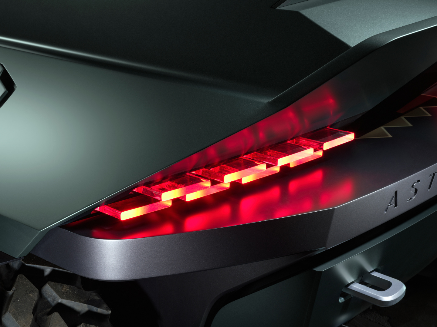 SMALL_AstonMartin Dreadnought_07